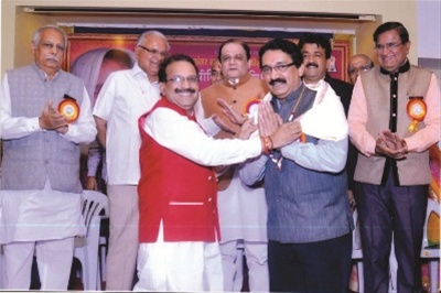 Prof. Dr. Sanjay B. Chordiya receiving the Kaushalya Puraskar – 2016,at the hands of  Jawarilal Bhandhari, Ashok Katariya, Rajesh Shankala