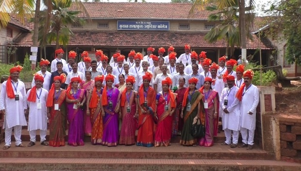 तीस वर्षांनी पुन्हा एकदा शाळेत जमलेली कुडाळ हायस्कूलची १९८७-८८ची दहावीची बॅच