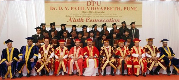 The Vice President, Shri M. Venkaiah Naidu with the Faculty Members of Dr. D.Y. Patil Vidyapeeth at the 9th Convocation, in Pune. The Guardian Minister for Pune Girish Bapat and other dignitaries are also seen.