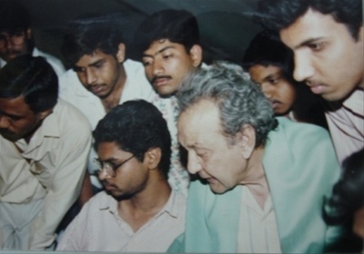चित्रावर चर्चा करताना ज्येष्ठ चित्रकार एस. एच. रझा आणि सोबत पांडुरंग ताठे, महेंद्र बोराणा, राजू सुतार