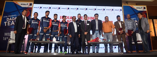 ‘डीटीडीसी’तर्फे आयोजित कार्यक्रमात ग्राहकांशी संवाद साधताना दिल्ली डेअरडेविल्सचे खेळाडू.