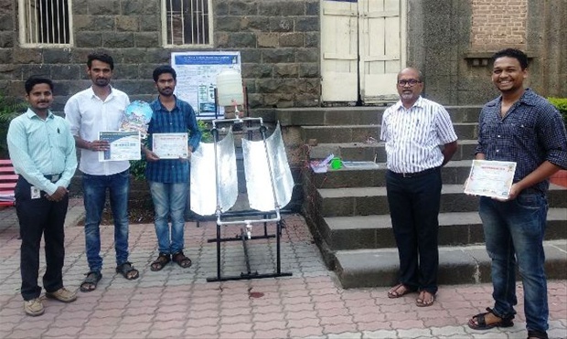 ‘डीकेटीई’तील इटीसी विभागामधील विद्यार्थ्यांनी बनविलेले सौर उर्जेवरचा नाविन्यपूर्ण प्रकल्पासोबत विद्यार्थी व प्राध्यापक.