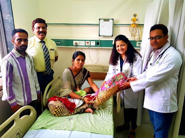 हृदयशस्त्रक्रिया यशस्वी झालेल्या शिवांश सावंत, आईसह  आणि ओएनपी हॉस्पिटलच्या प्रमुख डॉ. अमिता फडणीस आणि अन्य सहकारी