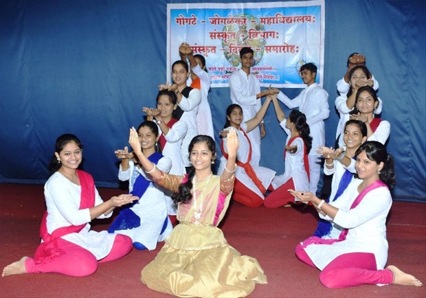 वीस विद्यार्थ्यांनी संस्कृत गीतावर सुरेख नृत्याविष्कार सादर केला.