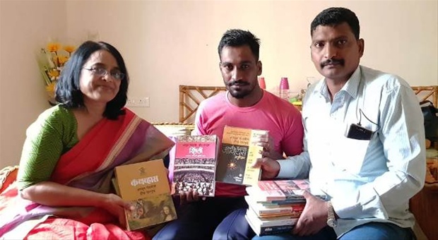 संतोष आणि संदीप (मध्यभागी) यांना पुस्तके भेट देताना लेखिका दीपा देशमुख
