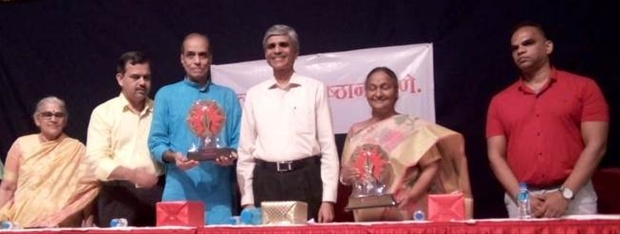पुरस्कार सोहळ्यात (डावीकडून) मृणालिनी सावंत, डॉ. सागर देशपांडे, पुरस्कार विजेते राजेंद्र खेर, डॉ. विवेक सावंत, पुरस्कार विजेत्या रेणू गावस्कर आणि अमिताभ सावंत.