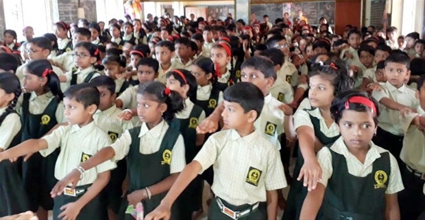 फटाकेमुक्त दिवाळीची शपथ घेताना देवरुख शाळा क्रमांक चारमधील विद्यार्थी