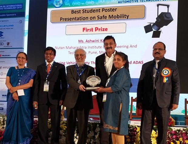 Ashwini Kanna received prize at the hands of Dr. Anil Sahasrabudhe.  In Photo, Rashmi Urdhwareshe, Dr. Anil Sahasrabudhe, Ashwini Kanna, S. J. R. Kutty, A. A. Badusha.