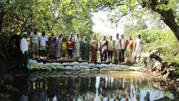 सत्संग परिवाराने ‘पाणी अडवा’ मोहिमेत बांधलेले वनराई बंधारे