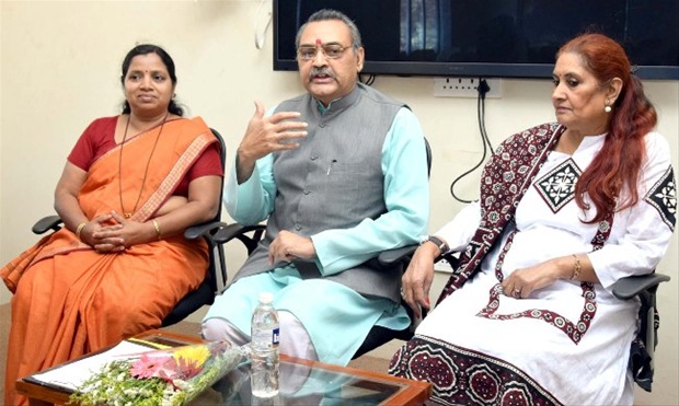 पत्रकार परिषदेत बोलताना डॉ. बलदेवानंद सागर. (उजवीकडे) सौ. शालिनी सागर. (डावीकडे) संस्कृत विभागप्रमुख कल्पना आठल्ये.