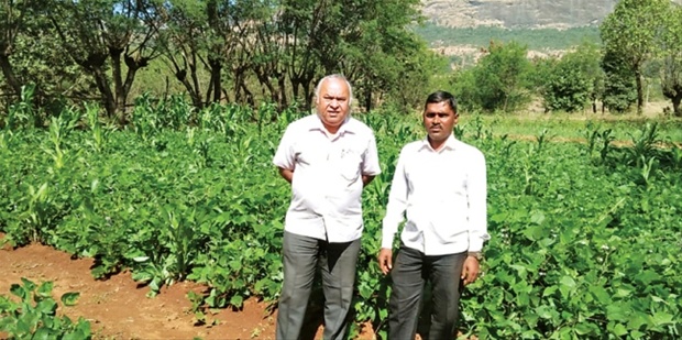 डॉ. द्वारकानाथ खर्डे सेंद्रिय शेती करणाऱ्या शेतकऱ्यासमवेत