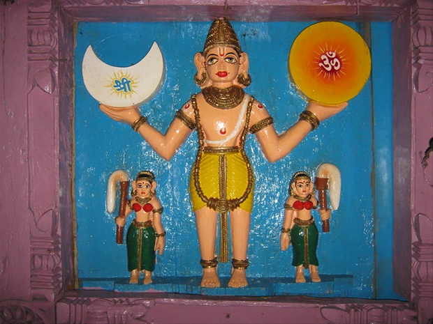 श्री यक्षिणी मंदिरात छतावर लाकडात कोरलेल्या मूर्ती (फोटो : shreeyakshini.webs.com)