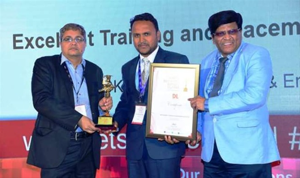एलेट टेक्नोमीडिया इंडिया एज्युकेशन समिटमध्ये डॉ. रवी गुप्ता व डॉ. ए. अशोक यांच्या हस्ते पुरस्कार स्वीकारताना ‘डीकेटीई’चे प्रा. एस. आर. पाटील.