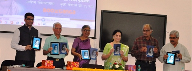 पुस्तकाचे प्रकाशन करताना (डावीकडून) मंदार जोगळेकर, विजय कुवळेकर, डॉ. अरुणा ढेरे, वीणा संत, रवींद्र संत, डॉ. दिलीप शेठ