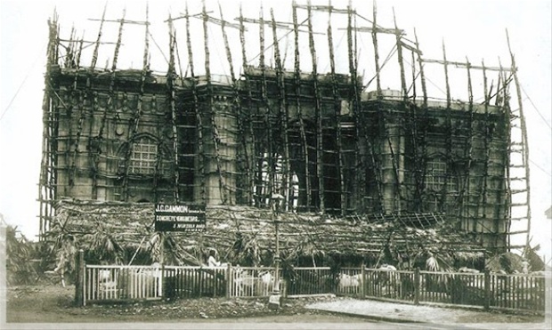 गेटवे ऑफ इंडियाचे बांधकाम चालू असतानाचा फोटो
