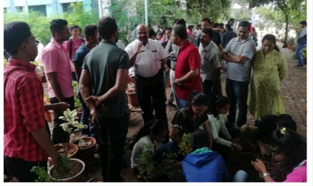 डॉ. अरविंद बुरुंगले वृक्षसंवर्धनाचे महत्त्व विद्यार्थ्यांना विशद करताना