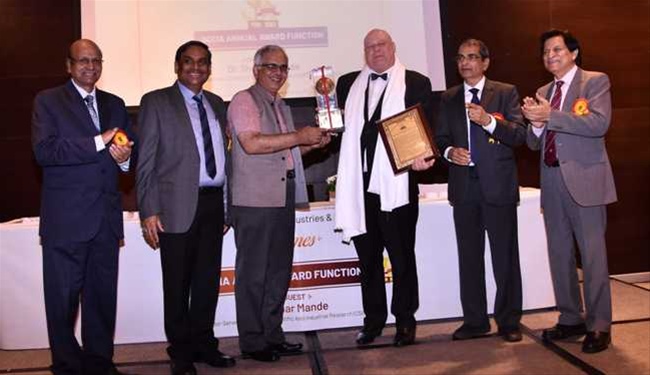 ‘स्वारोस्की इंडिया’चे व्यवस्थापकीय संचालक वेर्नर प्लॉनर यांना डॉ. शेखर मांडे यांच्या हस्ते जीवनगौरव पुरस्कार प्रदान करण्यात आला.