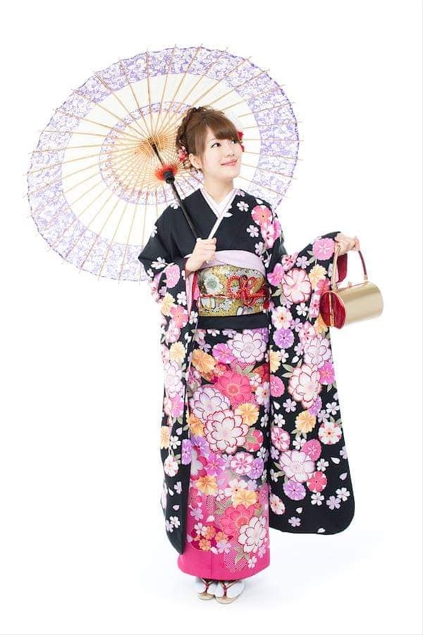 किमोनो हा गाउनसारखा जपानी पोशाख घातलेली गेशा