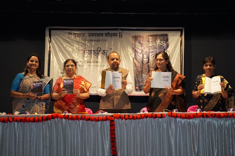 डावीकडून मीना साळुंके, आश्लेषा महाजन, श्री. वालचंदजी संचेती, डॉ. मधुरा प्रसाद जोशी आणि दुर्गा देशमुख